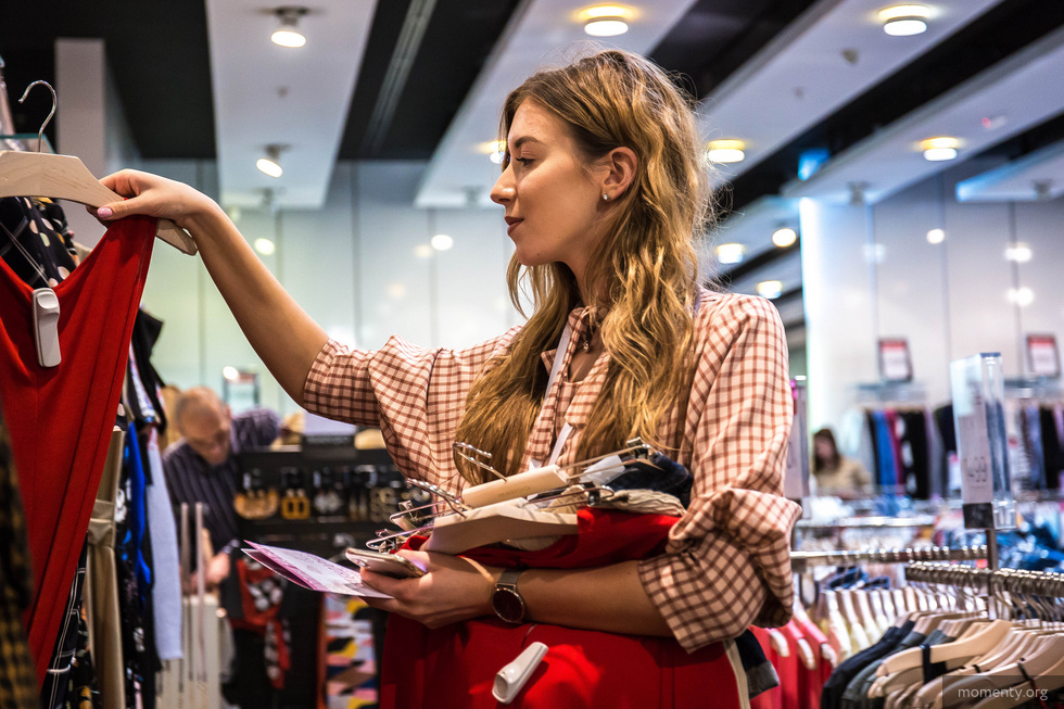 В магазинах хотят запретить примерку вещей после снятия карантина В магазинах хотят запретить примерку вещей после снятия карантина