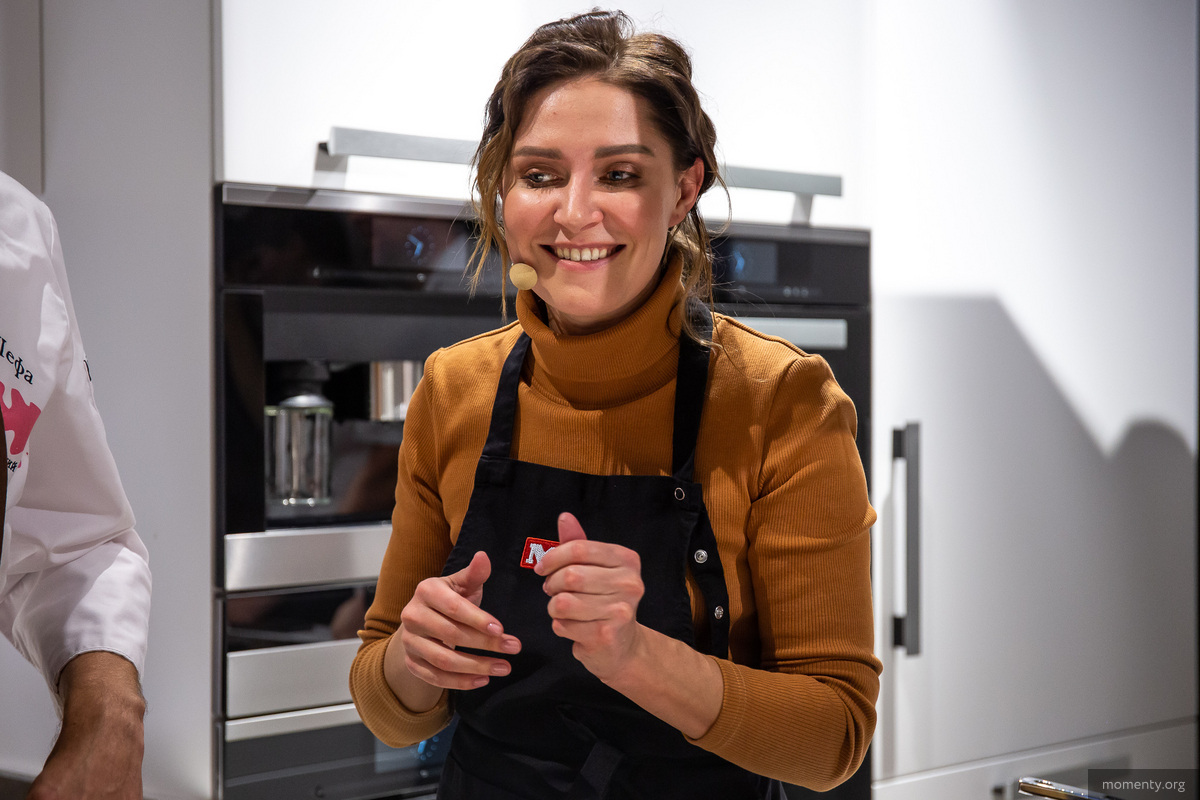 Джулия Игнатова начинает бизнес по лепке пельменей. Его уже оценила инстаграм-тусовка. Джулия Игнатова начинает бизнес по лепке пельменей. Его уже оценила инстаграм-тусовка.