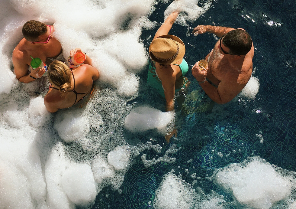 Блогер, катавший девушек в бассейне по Екатеринбургу, оказался актером фильма «Елки» Блогер, катавший девушек в бассейне по Екатеринбургу, оказался актером фильма «Елки»