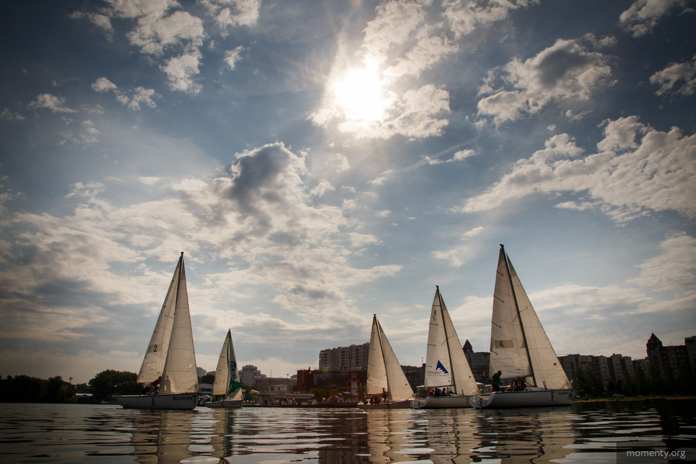 Посткарантинная реальность тусовки: ходят на яхтах и пьют шампанское на озерах Урала Посткарантинная реальность тусовки: ходят на яхтах и пьют шампанское на озерах Урала