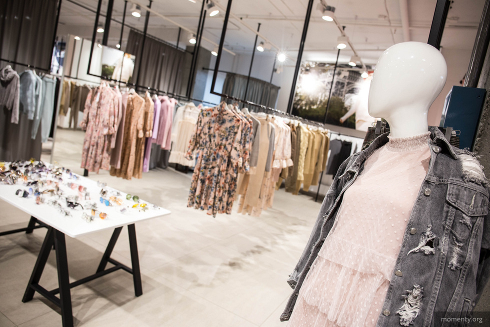 Жители столиц атакуют торговые центры. Часами стоят в очередях на вход Жители столиц атакуют торговые центры. Часами стоят в очередях на вход