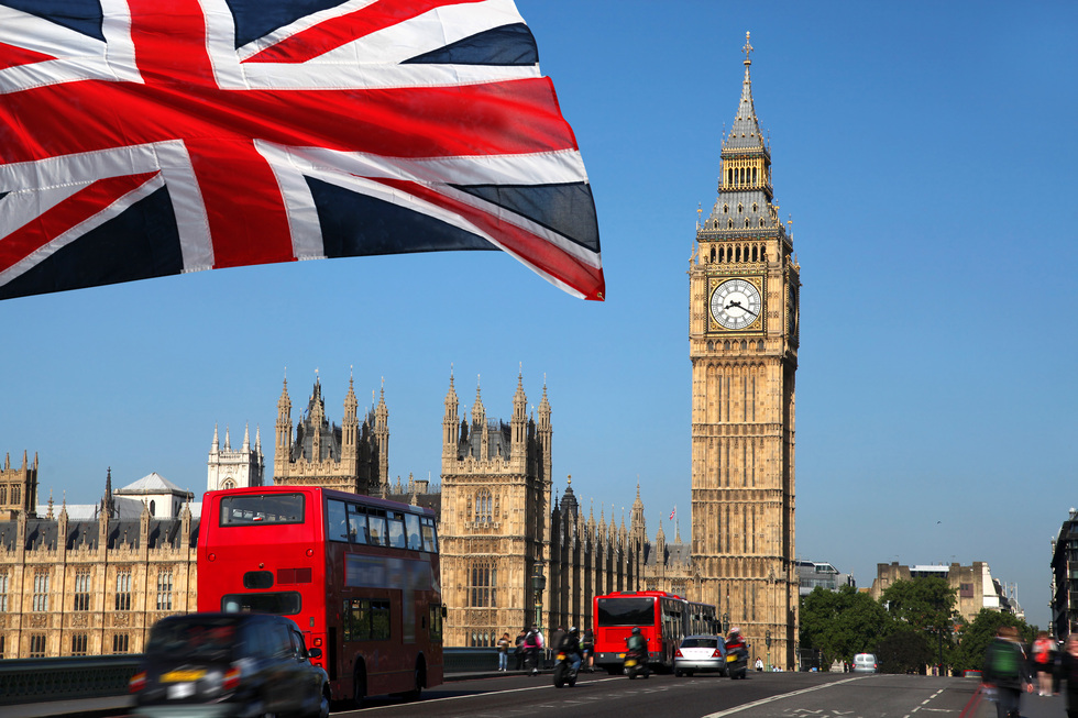 Великобритания начинает выдавать визы для уральцев