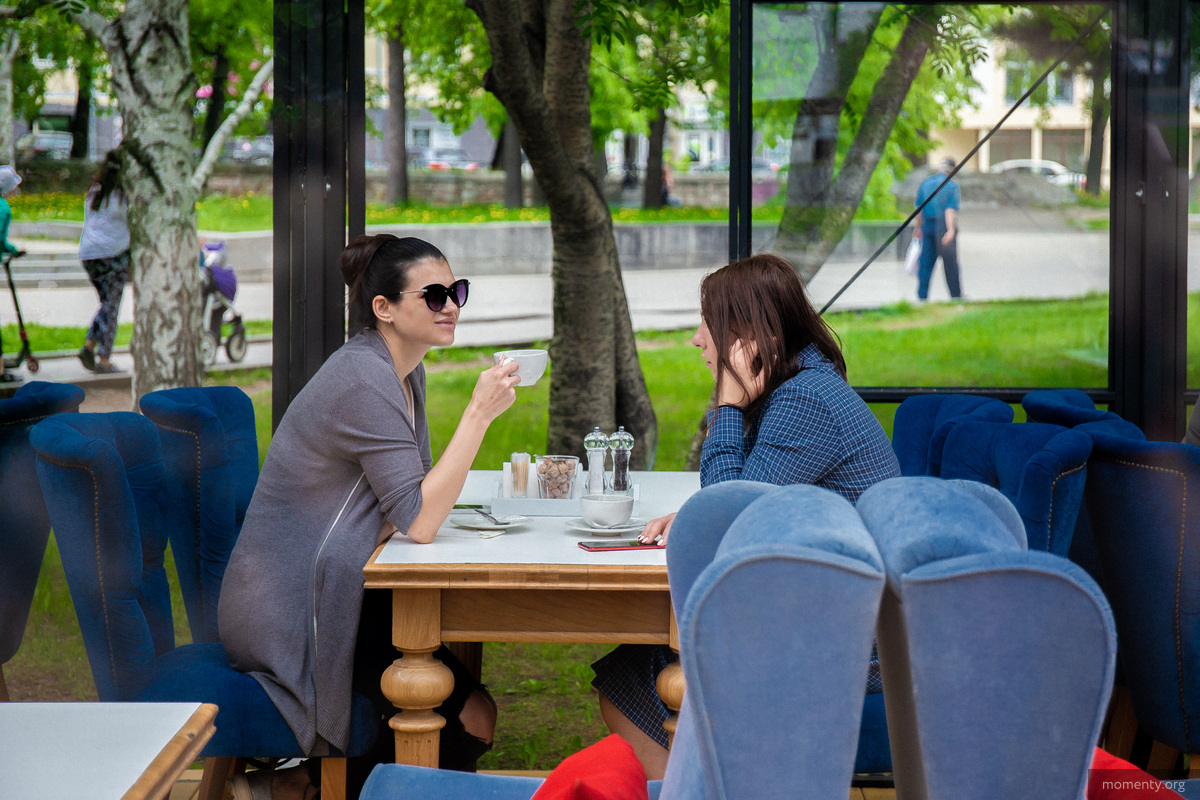 Сидеть за столиками на летних верандах горожане могут только по двое Сидеть за столиками на летних верандах горожане могут только по двое