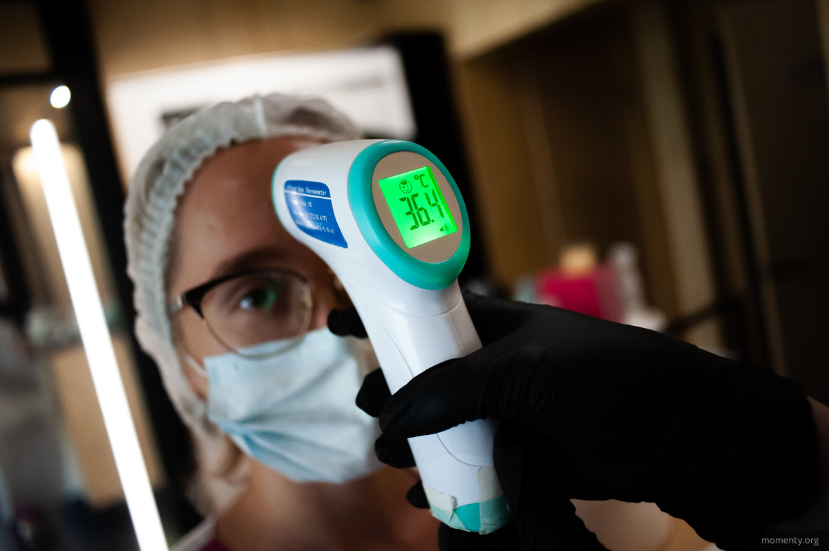 Клиенты салонов красоты перед записью стали уточнять, проверят ли у них температуру на входе Клиенты салонов красоты перед записью стали уточнять, проверят ли у них температуру на входе