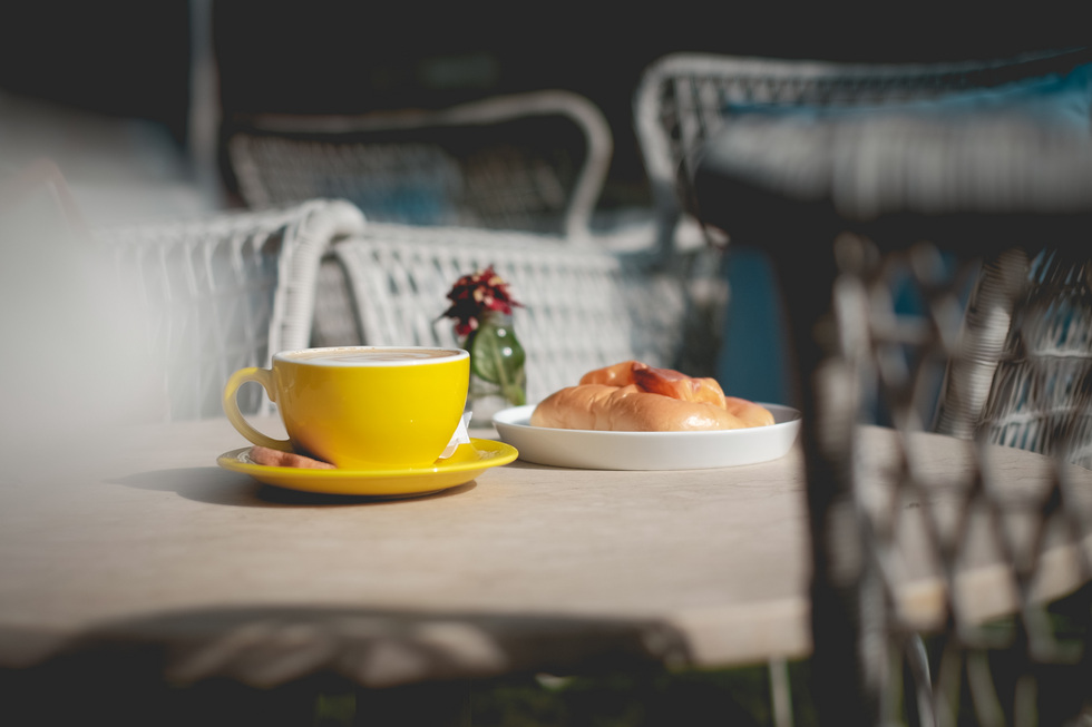 Завтрак на столе вид с боку. Cup on the Table. Morning 4pm.