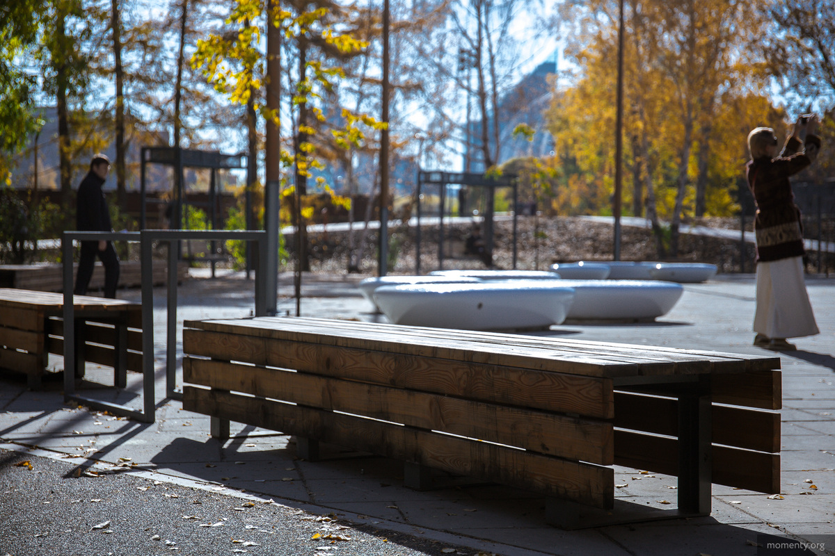 Белые камни-скамейки, установленные на обновленной набережной реки Исеть Белые камни-скамейки, установленные на обновленной набережной реки Исеть