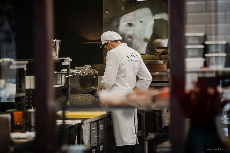 Владельцы ресторанов лично моют пол перед открытием