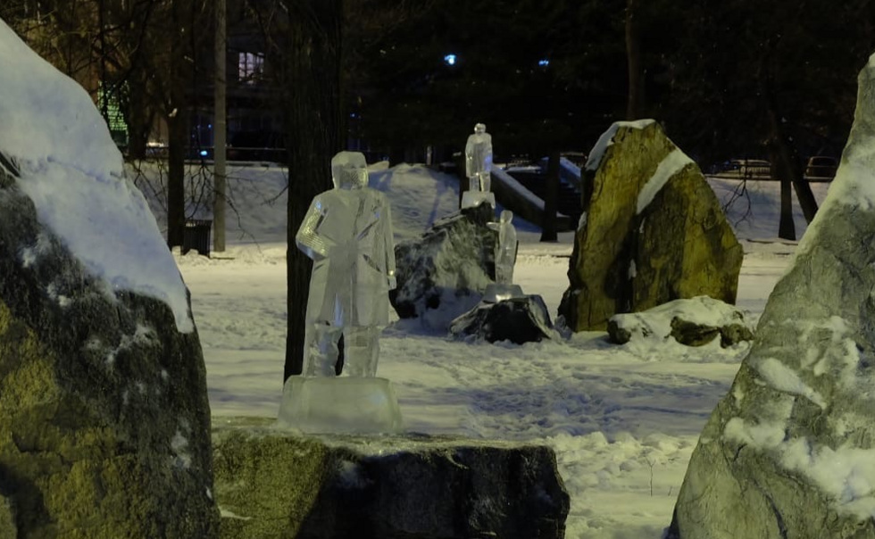 На Плотинке появились ледяные скульптуры вождей На Плотинке появились ледяные скульптуры вождей