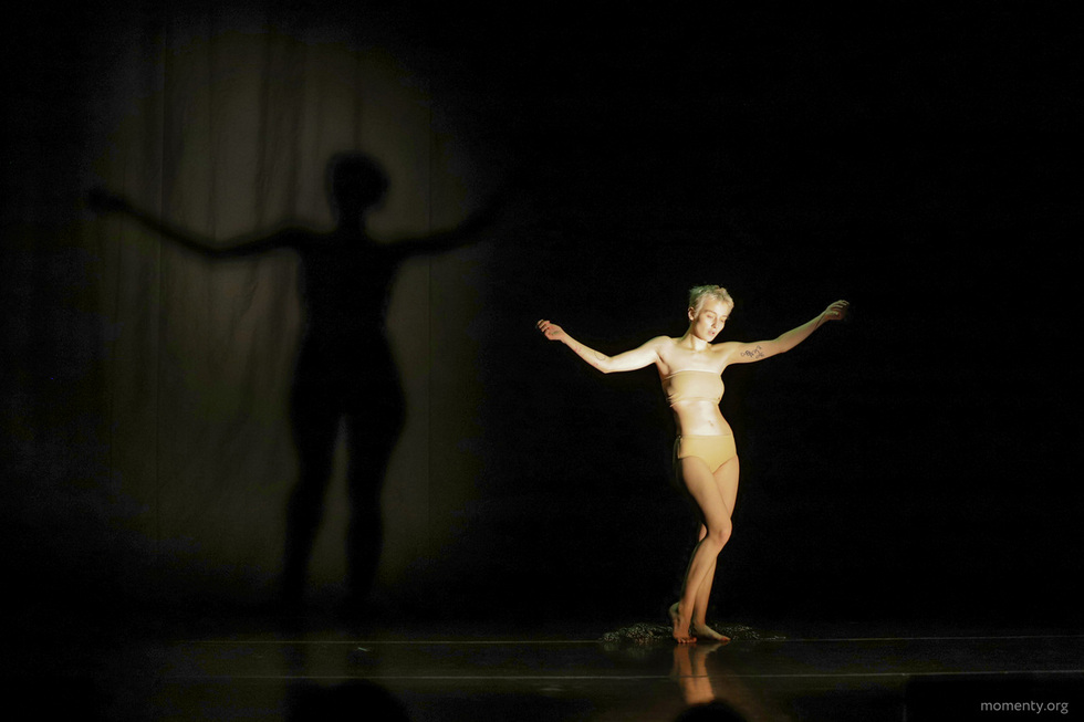 В «Синара Центре» показали провокационный спектакль про участь женщины В «Синара Центре» показали провокационный спектакль про участь женщины