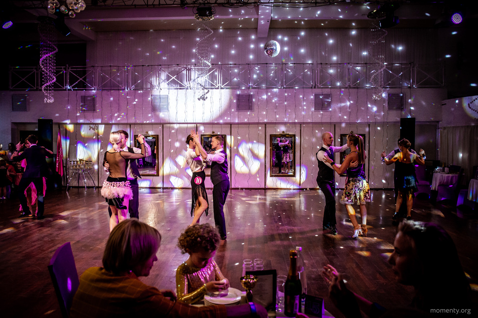 Светская тусовка Урала устроила флешмоб под песню Манижи Светская тусовка Урала устроила флешмоб под песню Манижи