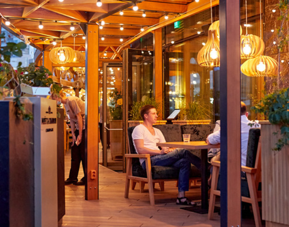 В «Екатеринбург-Сити» появилась новая летняя веранда В «Екатеринбург-Сити» появилась новая летняя веранда