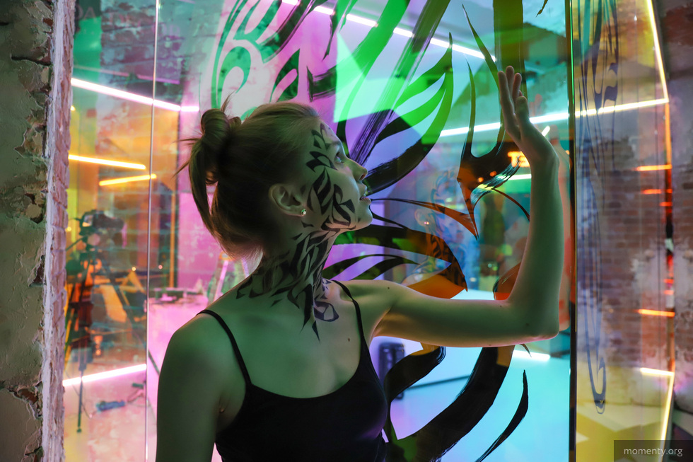 На закрытой вечеринке интерьерного ТЦ дарили огромные статуи быков На закрытой вечеринке интерьерного ТЦ дарили огромные статуи быков