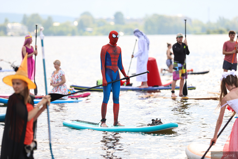 Сапсерферы устроили вечеринку в костюмах на визовском пруду Сапсерферы устроили вечеринку в костюмах на визовском пруду