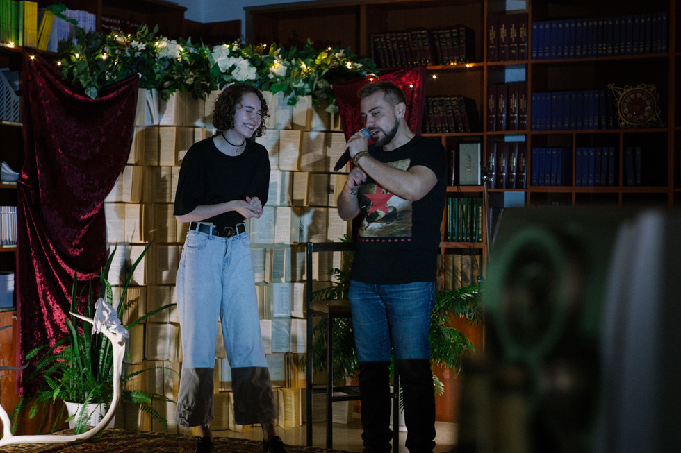 Уральские комики устроили стендап в библиотеке. Досталось Достоевскому Уральские комики устроили стендап в библиотеке. Досталось Достоевскому