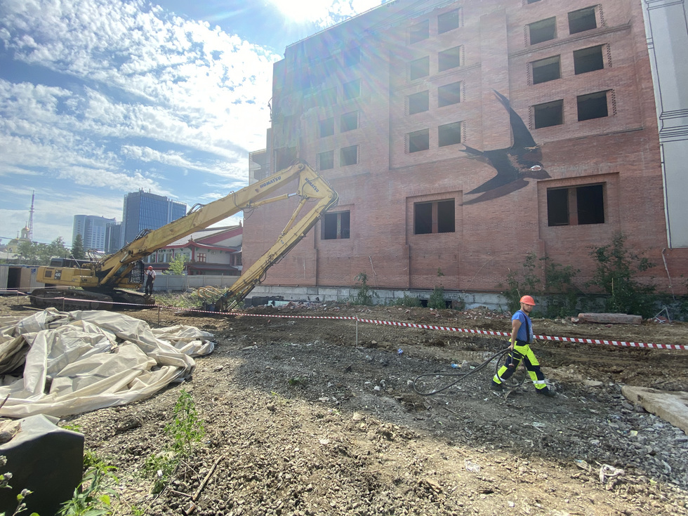 В Екатеринбурге сносят гостиницу «Дели» В Екатеринбурге сносят гостиницу «Дели»