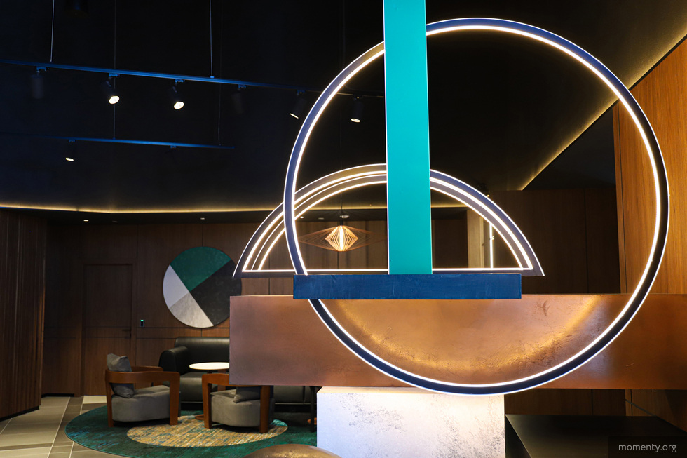 В Екатеринбурге открылся отель Hyatt со смелым дизайном. Уральский колорит и эстетика советского спорта В Екатеринбурге открылся отель Hyatt со смелым дизайном. Уральский колорит и эстетика советского спорта