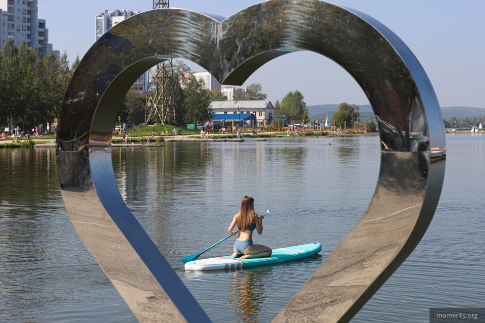 Звезда ТНТ уберет мусор на пруду вместе с горожанами Звезда ТНТ уберет мусор на пруду вместе с горожанами