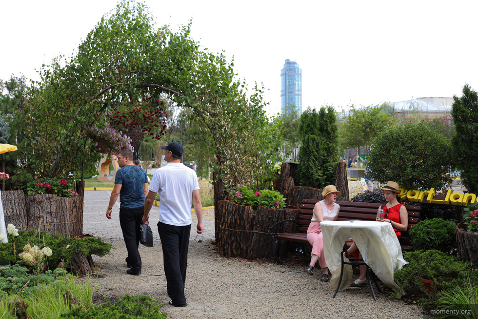 Сад на главной площади Екатеринбурга проработает дольше, чем планировалось Сад на главной площади Екатеринбурга проработает дольше, чем планировалось