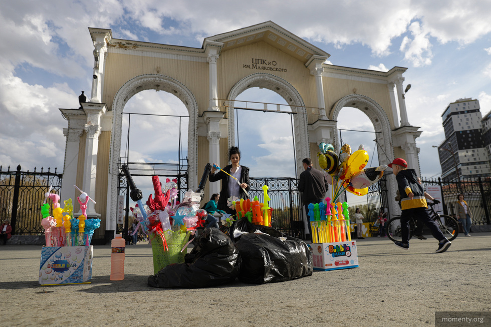 Команда Парка Маяковского забрала оборудование у владельцев аттракционов из 90-х Команда Парка Маяковского забрала оборудование у владельцев аттракционов из 90-х