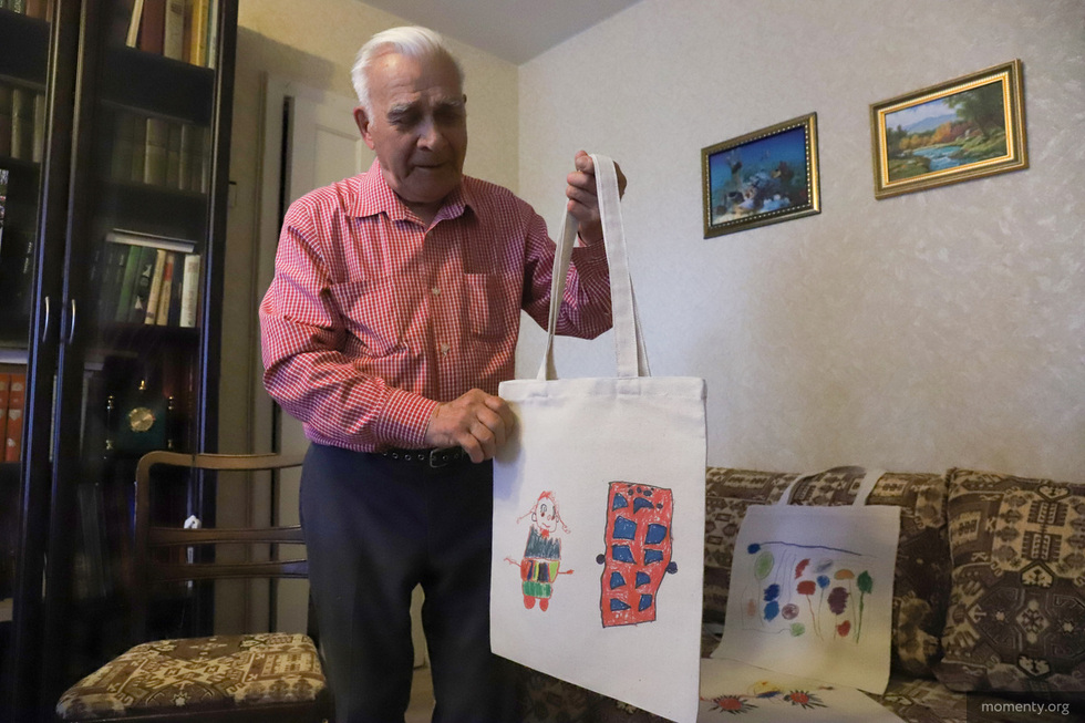 Ветеран из&nbsp;Екатеринбурга шьет шопперы, чтобы помочь детям с&nbsp;особенностями