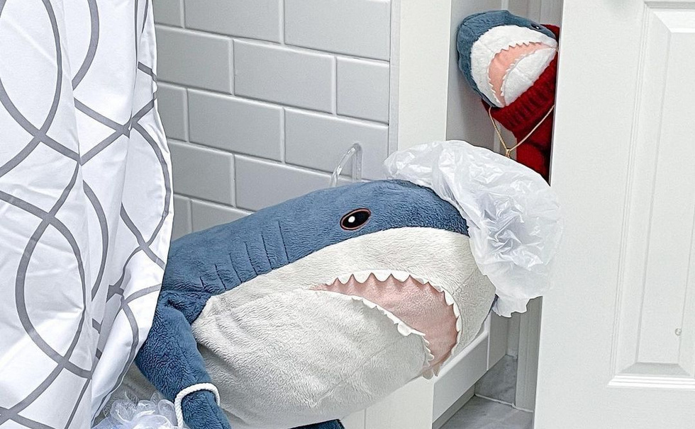 IKEA останавливает производство плюшевых акул