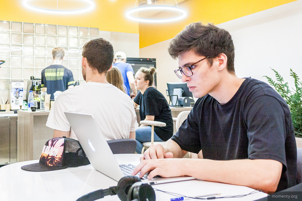 Удаленка подстегнула людей больше работать. «В какой-то момент я просто перегорела» Удаленка подстегнула людей больше работать. «В какой-то момент я просто перегорела»