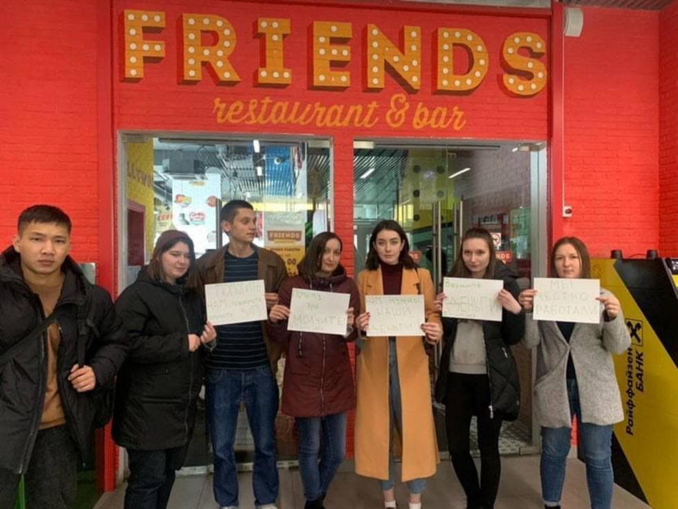 Сотрудники внезапно закрывшейся сети ресторанов Friends устроили забастовку
