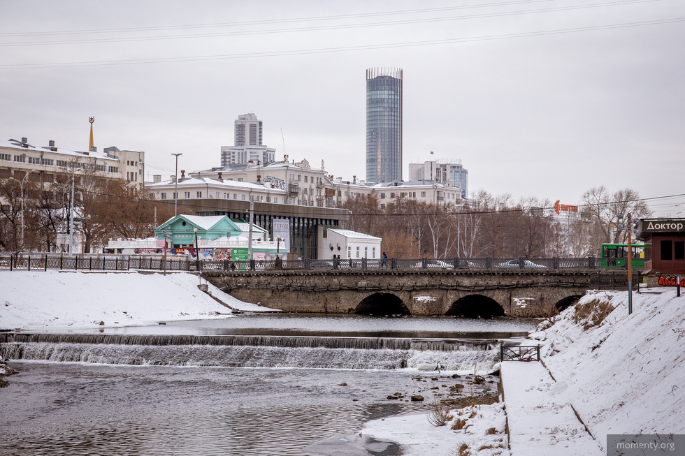 На&nbsp;мосту в&nbsp;центре Екатеринбурга уберут пешеходные переходы