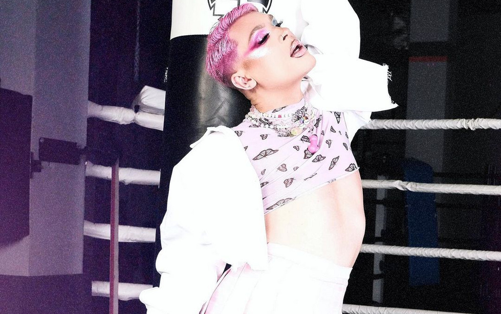 Эпатажный визажист из&nbsp;Екатеринбурга показал, как выглядел до&nbsp;походов к&nbsp;косметологу