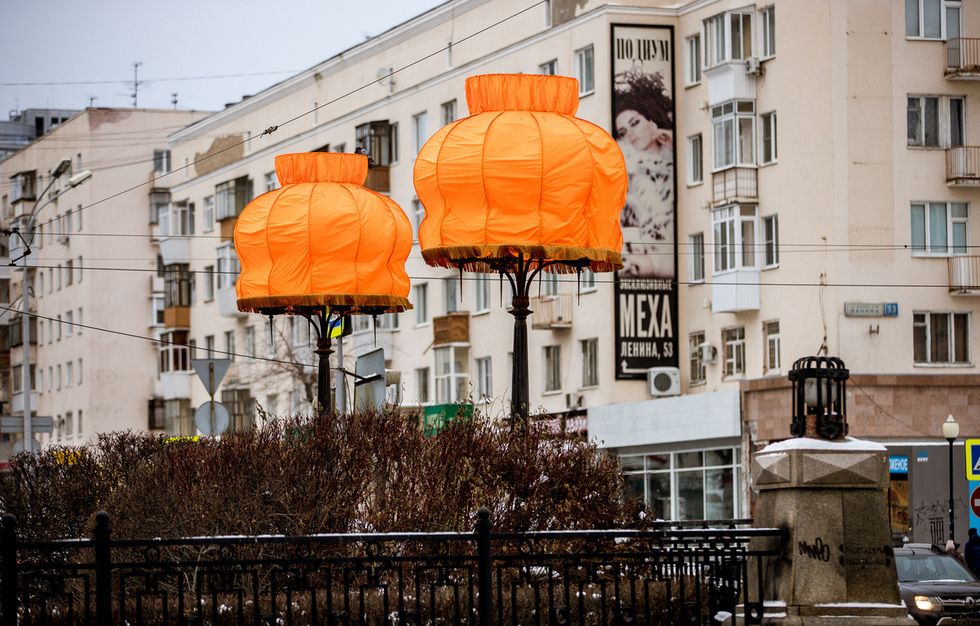 В центре города сняли известные абажуры Тимофея Радя В центре города сняли известные абажуры Тимофея Радя
