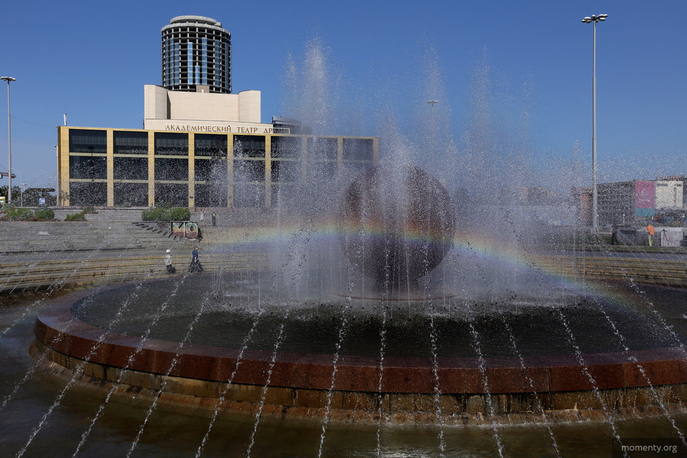 В Екатеринбурге отреставрируют площадь у Драмтеатра В Екатеринбурге отреставрируют площадь у Драмтеатра
