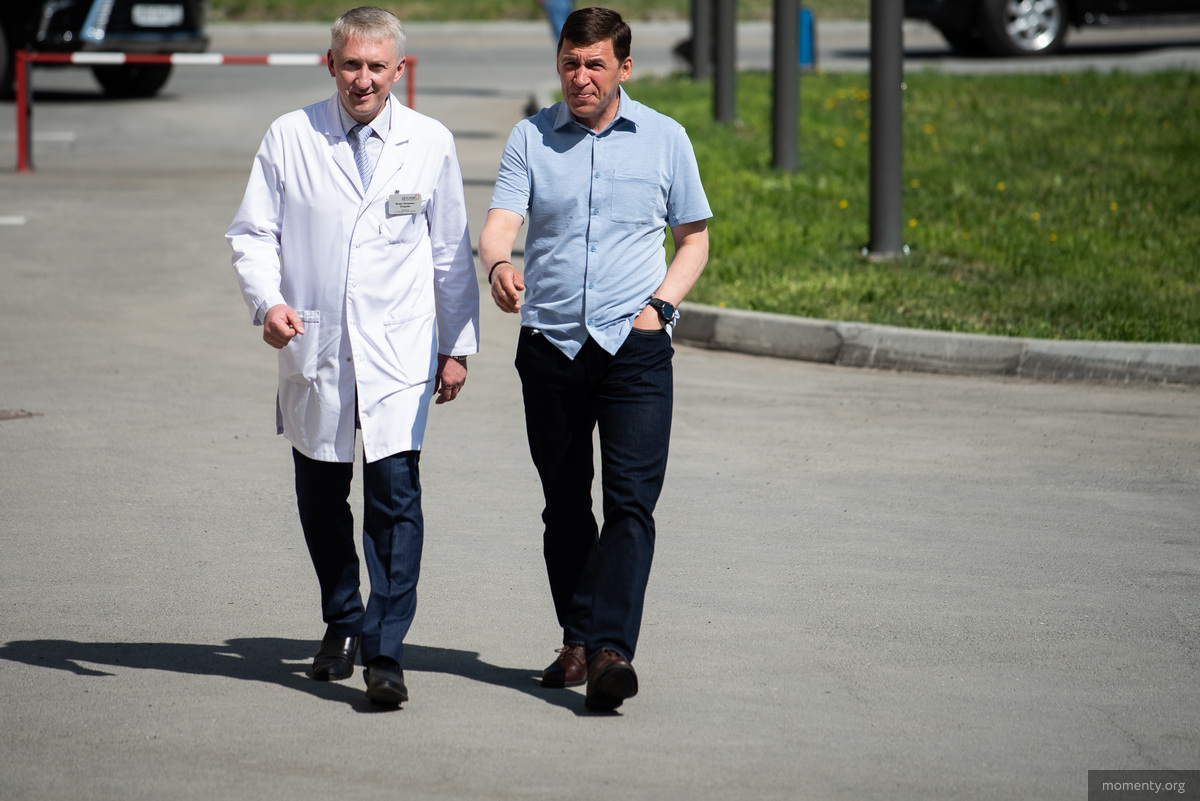 Главный врач детской больницы №9 Екатеринбурга Игорь Огарков (слева)
