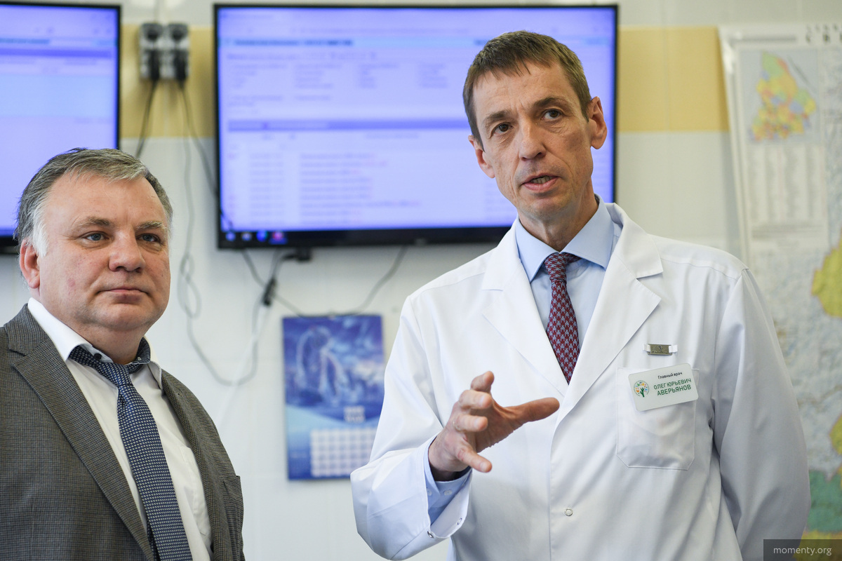 Главный врач Областной детской клинической больницы Олег Аверьянов (справа)