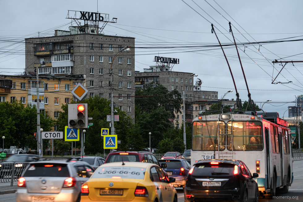 Новый арт-объект Тимофея Радя скинули с крыши Новый арт-объект Тимофея Радя скинули с крыши