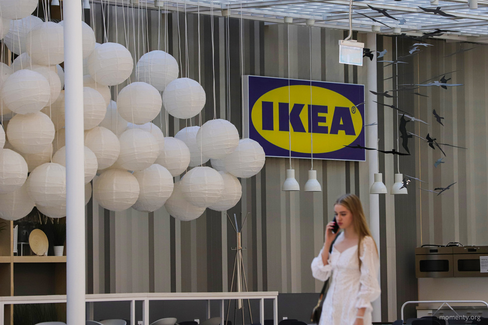 Сотрудники IKEA устроили ажиотаж на&nbsp;распродаже. Работники забегают в&nbsp;магазин толпами