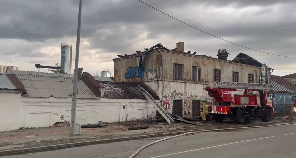 В&nbsp;Екатеринбурге загорелось здание, за&nbsp;здоровьем которого следил весь город