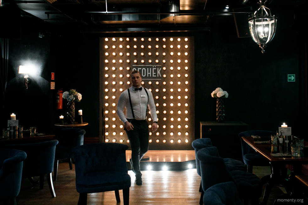 Тусовщики самого хайпового бара Екатеринбурга записали сингл. Уже готовятся снимать клип Тусовщики самого хайпового бара Екатеринбурга записали сингл. Уже готовятся снимать клип