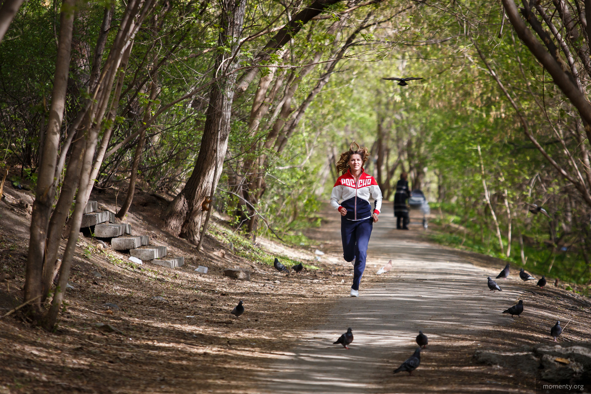 Люди бегут из харькова. Фотосессия парк. Женщина самарядка бежит в город. Комары бегут марафон.