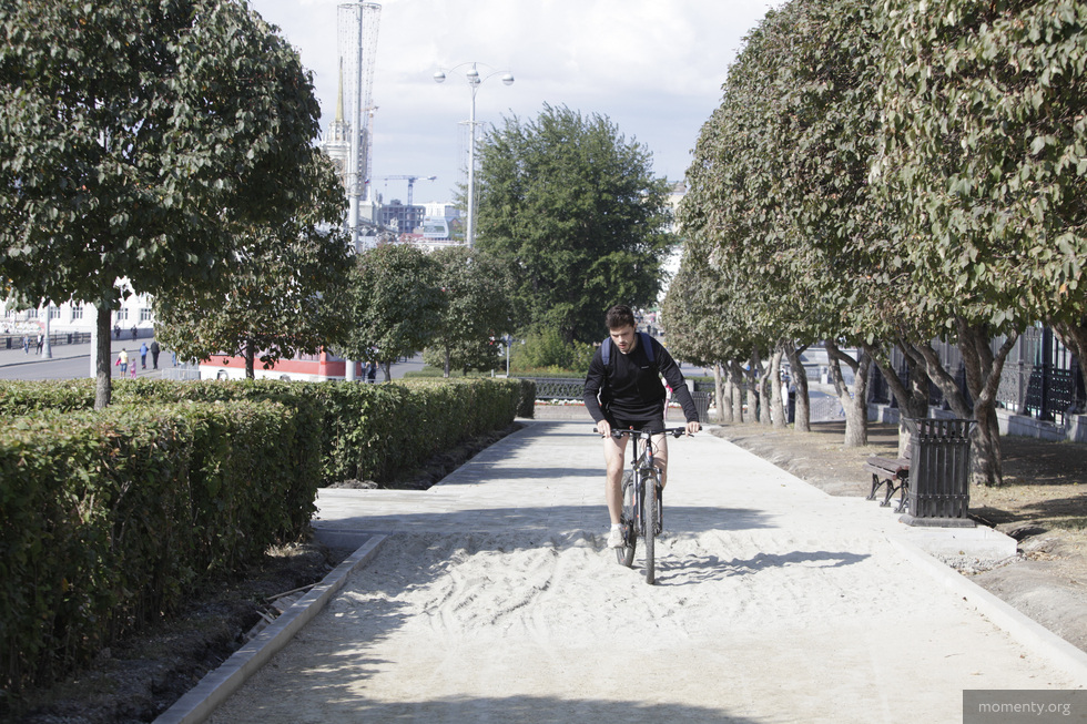 Перекопанные улицы не успели доделать ко Дню города — в центре Екатеринбурга настоящий пляж Перекопанные улицы не успели доделать ко Дню города — в центре Екатеринбурга настоящий пляж