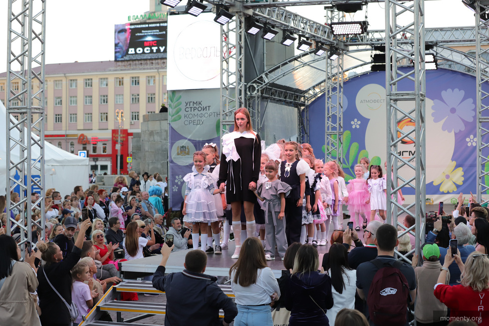 Уральские бренды и&nbsp;цветы&nbsp;&mdash; как прошел модный показ на&nbsp;главной площади Екатеринбурга