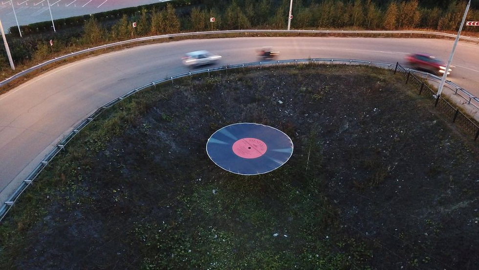 Около ТЦ&nbsp;&laquo;Мега&raquo; поставили музыкальную пластинку