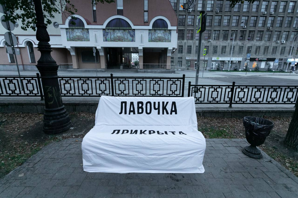 За Оперным театром прикрыли лавочку. Новая работа фестиваля «Карт-бланш»