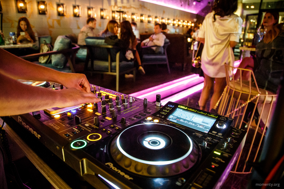 Диджей из Екатеринбурга обучил незрячего мальчика играть за микшерным пультом Диджей из Екатеринбурга обучил незрячего мальчика играть за микшерным пультом