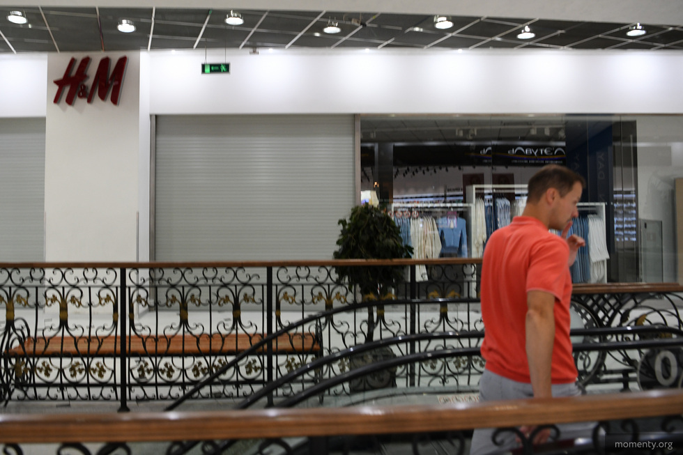 С&nbsp;магазинов H&M в&nbsp;Екатеринбурге начали снимать вывески