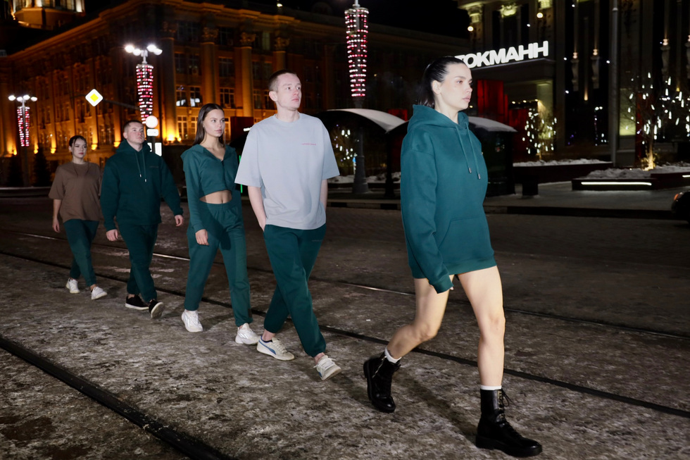 Двадцатилетние устроили модный показ на&nbsp;трамвайных путях в&nbsp;центре Екатеринбурга