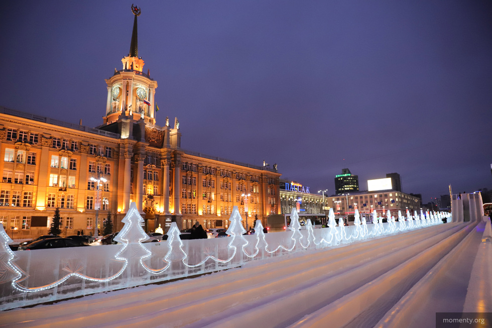 Глава Екатеринбурга продлил работу ледового городка на Площади 1905 года Глава Екатеринбурга продлил работу ледового городка на Площади 1905 года