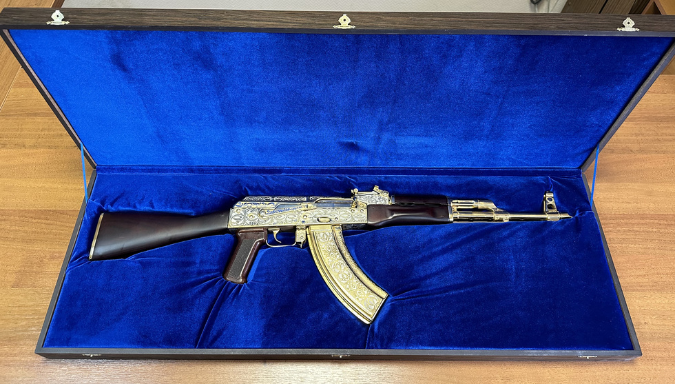 В Кольцово задержали пассажира с золотым автоматом за полмиллиона рублей В Кольцово задержали пассажира с золотым автоматом за полмиллиона рублей