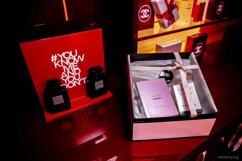 Россияне начали скупать парфюм из-за страха остаться без любимых брендов
