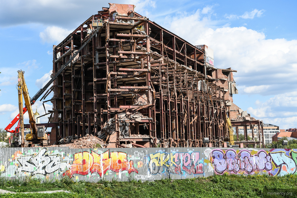 Место недостроенной гостиницы «Дели» займет торговый центр с гастрорынком Место недостроенной гостиницы «Дели» займет торговый центр с гастрорынком