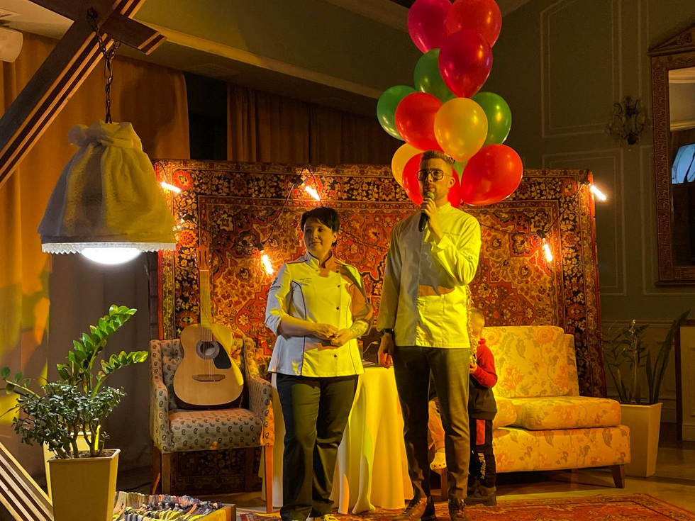 Торт в&nbsp;торшере и&nbsp;шоу Николая Дроздова&nbsp;&mdash; как прошел ностальгический гастровечер в&nbsp;&laquo;Белой лошади&raquo;